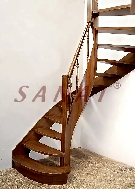 küçük alanda dairesel merdiven