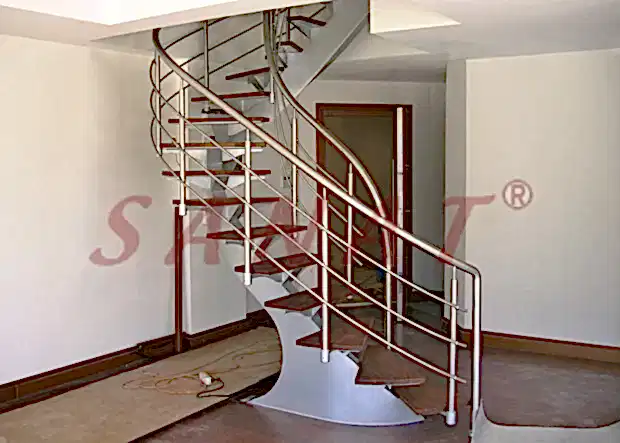 metal omurgalı merdiven